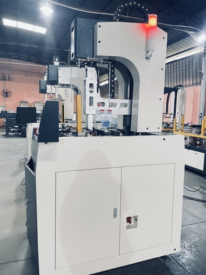 Réglage intelligent automatique de différentes machines de formage de boîtes rigides
