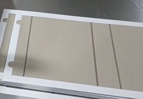 Machine à plier et coller des boîtes pour la fabrication de couvertures dures