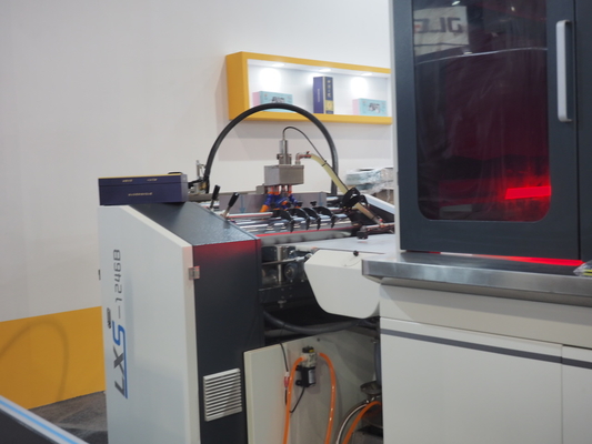 Machine rigide de fabrication de cartons d'emballage intelligent automatique pour l'emballage de boîte en carton