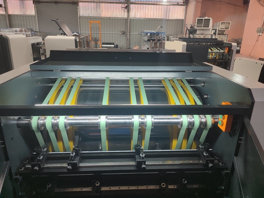 La machine automatique de rainure en V est la solution ultime pour une rainure de carton efficace dans la fabrication de boîtes rigides.