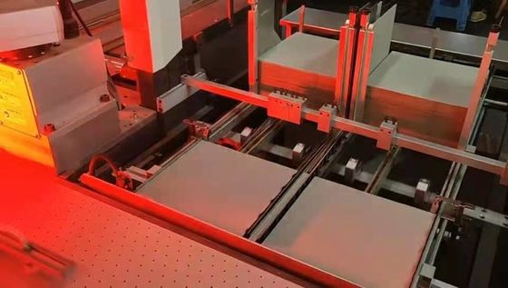 Couverture de livre plaçant la machine pour le cas de couverture de livre faisant et collant rigide de papier de boîte
