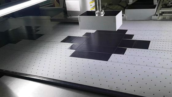 Couverture de livre plaçant la machine pour le cas de couverture de livre faisant et collant rigide de papier de boîte