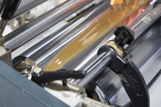 Machine rigide automatique de fabrication de cartons pour la boîte enveloppant et formant la machine