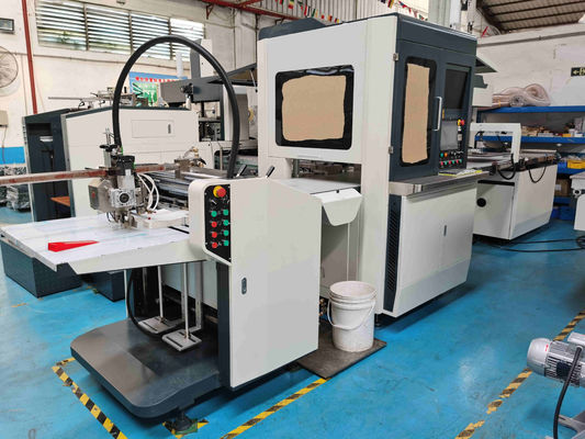 Boîtes d'écharpe faisant la machine et la machine de boîte en carton avec la vitesse 25pcs/Min And Visual Positionin System