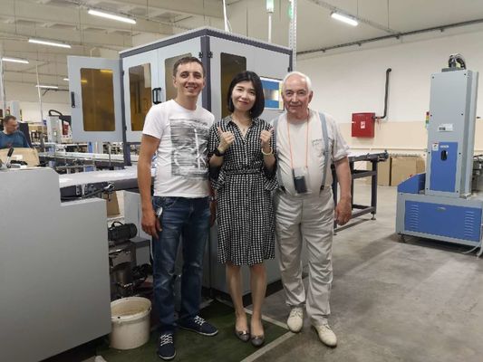 Positionnement de la machine mobile douce 32pcs/Min Black White Blue de fabrication de cartons