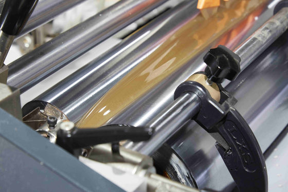 Machine rigide de positionnement visuelle de fabrication de cartons pour faire le boîte-cadeau