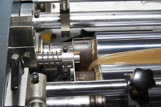 Double système d'emballage de boîte de cadeau de mariage de machine dure rigide intelligente de fabrication de cartons