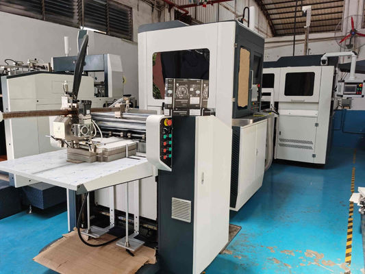 Machine formée intelligente de fabrication de cartons de cadeau de livre de papier avec le double système d'emballage de boîte