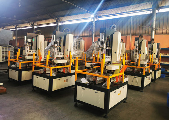 Machine de formage de boîtes rigides semi-automatique pour boîtes mobiles