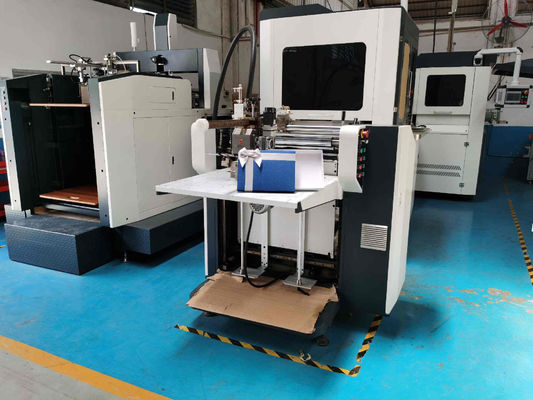 Machine rigide de fabrication de cartons d'emballage de boîte carrée avec la représentation belle et la bonne fonction