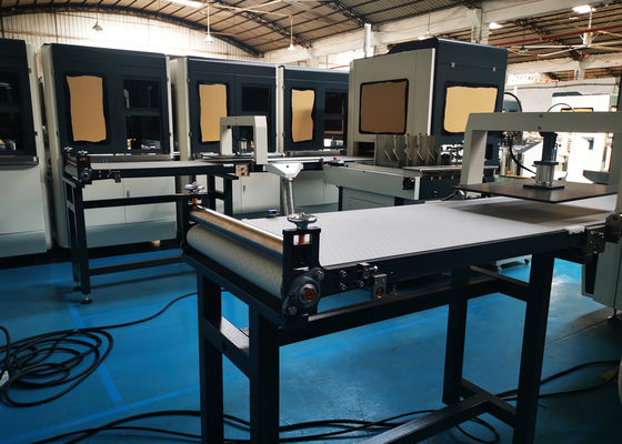 Positionnement de la boîte de parfum collant la machine de fabrication de cartons de cadeau de machine avec la vitesse 1400pcs par heure