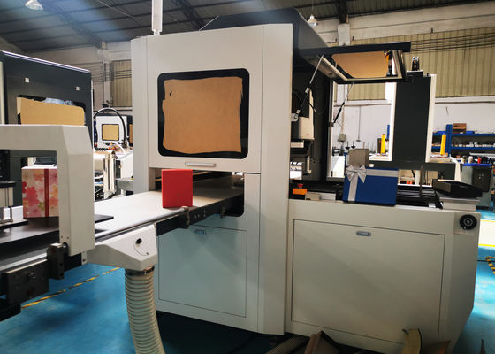 Positionnement de la boîte de parfum collant la machine de fabrication de cartons de cadeau de machine avec la vitesse 1400pcs par heure