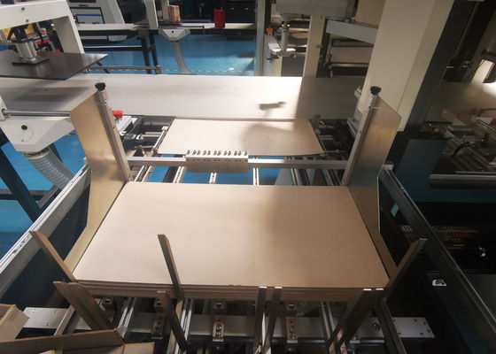 Positionnement de la boîte de parfum collant la machine de fabrication de cartons de cadeau de machine avec la vitesse 1400pcs par heure