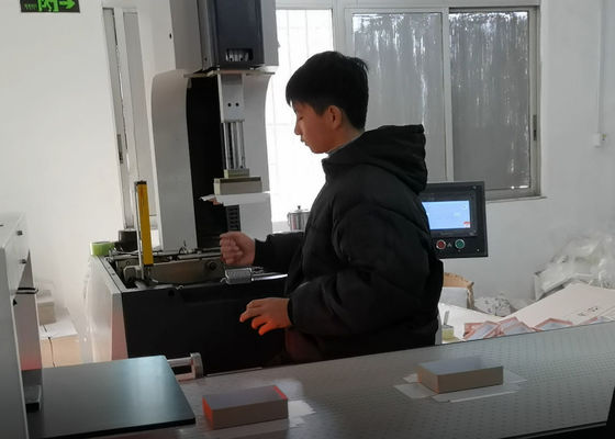 Le téléphone portable rigide semi-automatique enferme dans une boîte la machine d'emballage peut également faire les boîtes cosmétiques