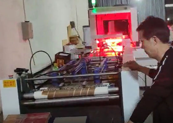 Boîte cosmétique et couverture faisant la machine pour la boîte de fard à paupières et pour différents genres de boîte rigide