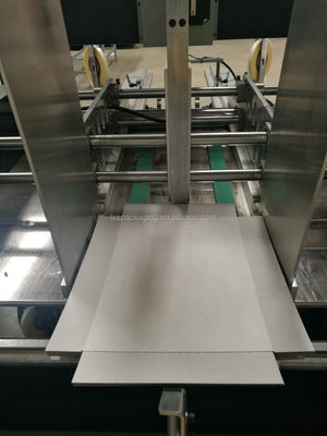 Bande en plastique automatique pour le coin de boîte collant la machine pour la boîte rigide et les boîtes spéciales de forme