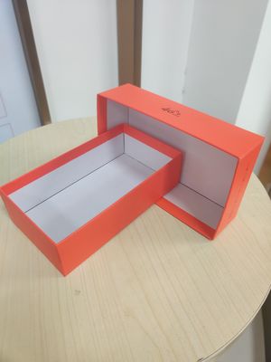 Machine à coller automatique pour la fabrication de boîtes rigides