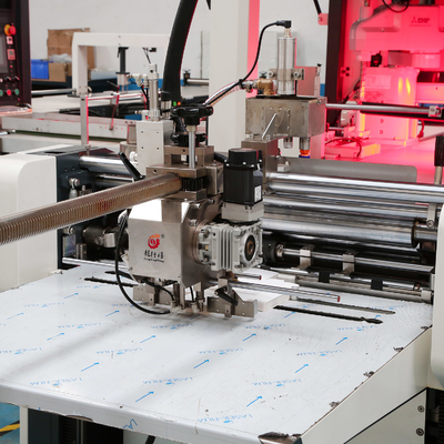 Fabrication de cartons de carton plaçant la machine avec de doubles caméras de Basler